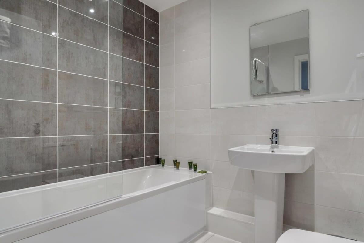 Lovely Riverside 2 Bed Apartment Leeds  Exterior photo